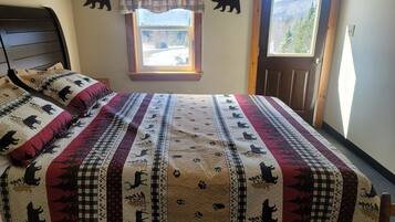 Chalet rustique de base | Lit avec matelas en mousse à mémoire, décor unique, ameublement unique