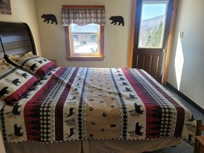 Basic-Ferienhütte | Betten mit Memory-Foam-Matratzen, individuell dekoriert