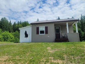 Wolf Den | Memory foam beds, individually decorated, individually furnished - Ladd Pond Cabins and Campground (Colebrook)