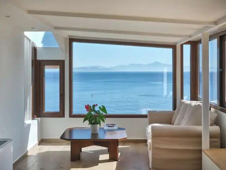 Smart TV, fireplace, DVD player, books. Forecastle