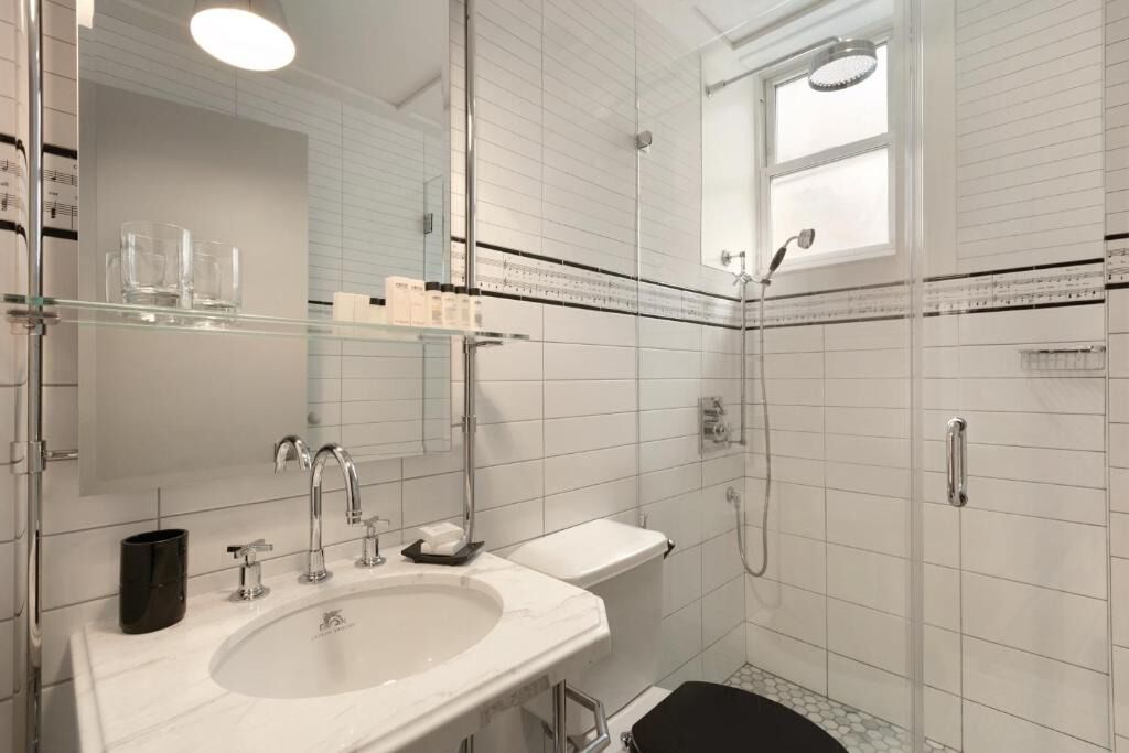 Deluxe 1 Queen Bed at The Evelyn, Pets Allowed, Free Breakfast!