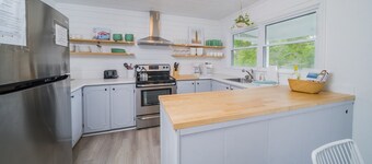 Pet-friendly* Walk Everywhere* Southport* Gameroom* Sleeps 10