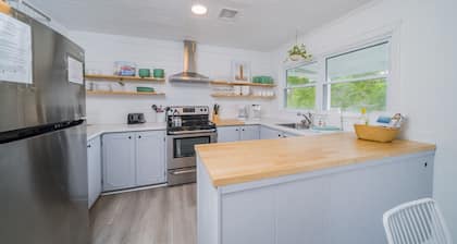 Pet-friendly* Walk Everywhere* Southport* Gameroom* Sleeps 10