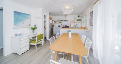 Pet-friendly* Walk Everywhere* Southport* Gameroom* Sleeps 10