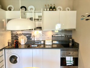 ثلاجة، ميكروويف، فرن، موقد طهي مسطح