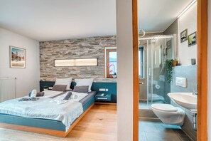 Shower, hair dryer, towels - Beautifully renovated Wilder Kaiser vacation apartment (Kiefersfelden)