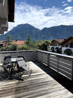 Outdoor dining - Beautifully renovated Wilder Kaiser vacation apartment (Kiefersfelden)