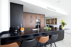 Kühlschrank, Mikrowelle, Ofen, Geschirrspüler