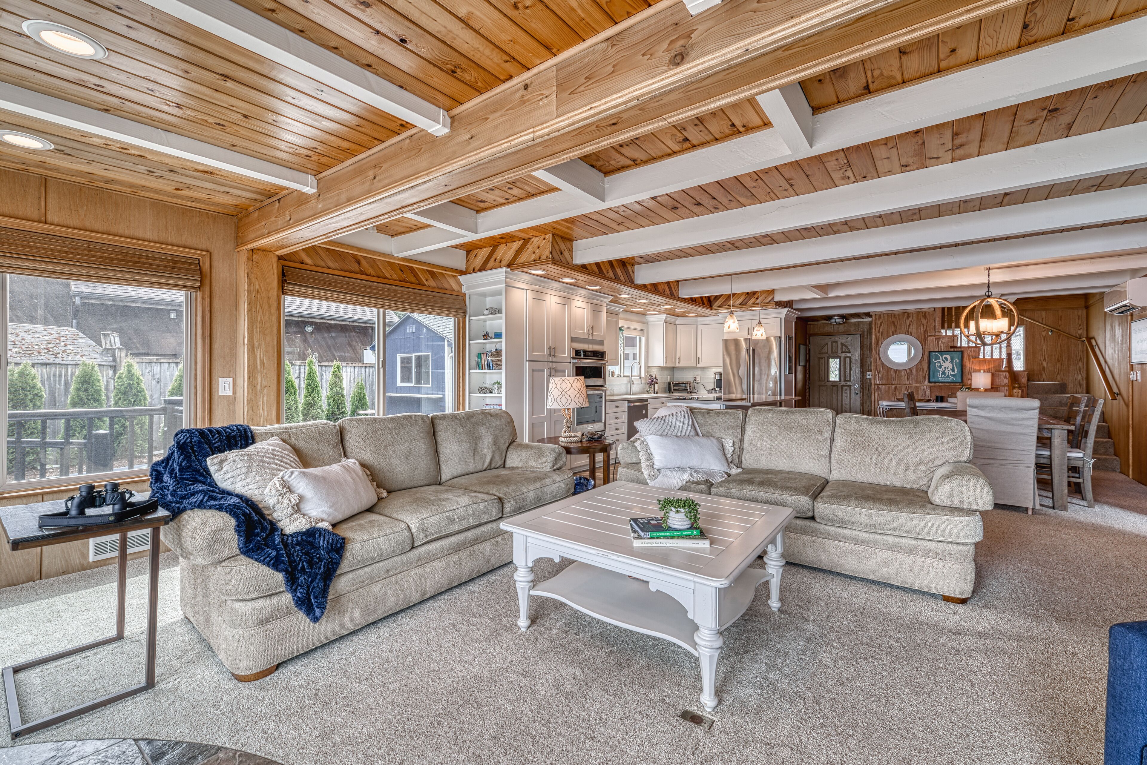 TV connectée, cheminée, table de tennis de table, livres