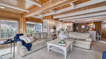 TV connectée, cheminée, table de tennis de table, livres