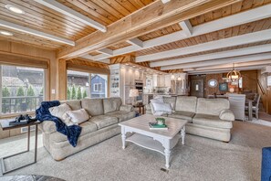 Una Smart TV, una chimenea, una mesa de tenis de mesa, libros