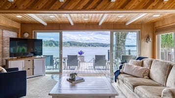 TV connectée, cheminée, table de tennis de table, livres