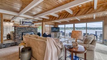 TV connectée, cheminée, table de tennis de table, livres