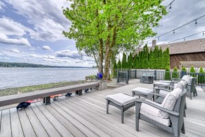 Terrace/patio - Private Beachfront Home w/ Hot Tub - Walk to Restaurants, Coffee and More! (Allyn)