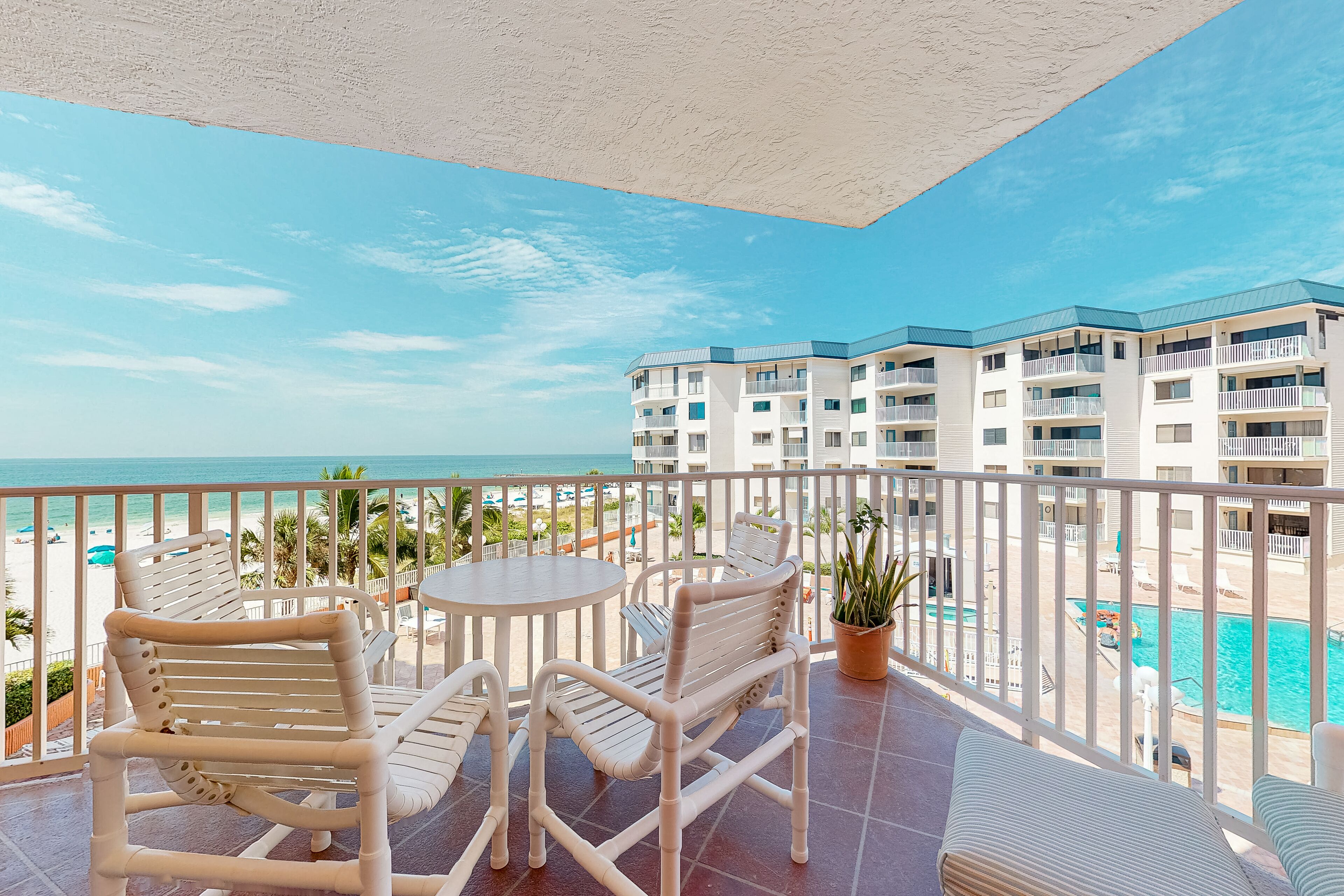Gulf Shores gem with beautiful beach views & beachfront heated pool & spa