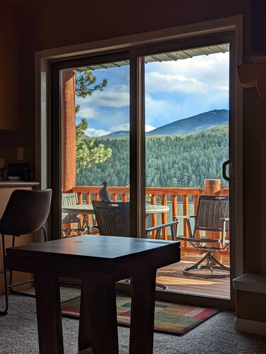 Breathtaking View: Relaxing Rocky Mountain Getaway