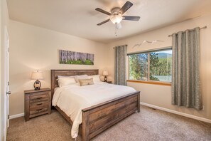 2 sovrum, skrivbord, strykjärn/strykbräda och gratis wi-fi