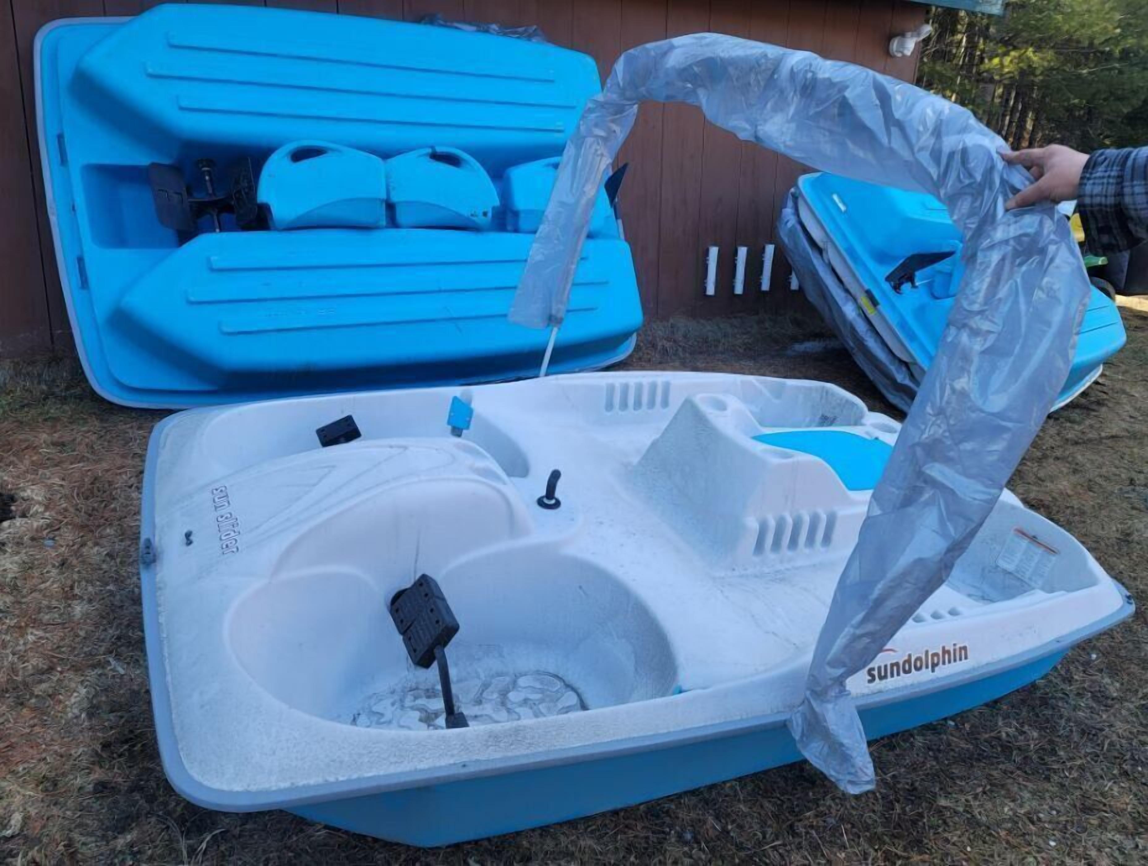 Een blauwe opblaasbare jacuzzi met een deksel, bedieningspaneel en een waterpomp.