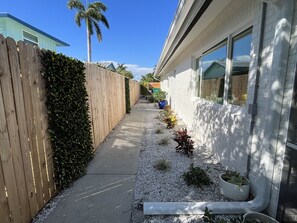 Property grounds - Direct water access with boat lift, 5 min to ocean. Cozy Cottage! (Naples)