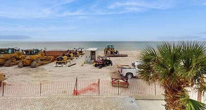 Corner condo with endless Gulf views, full kitchen & balcony - dogs welcome