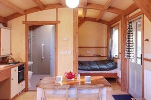 1 多间卧室、上网接入、床单