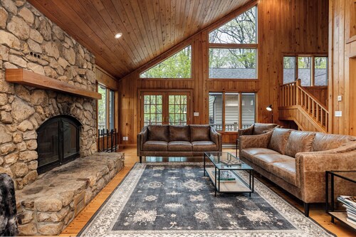 Cozy 5-bedroom home for large gatherings.