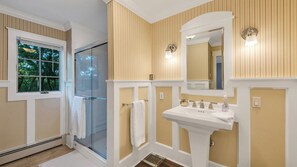 Combined shower/bathtub, towels