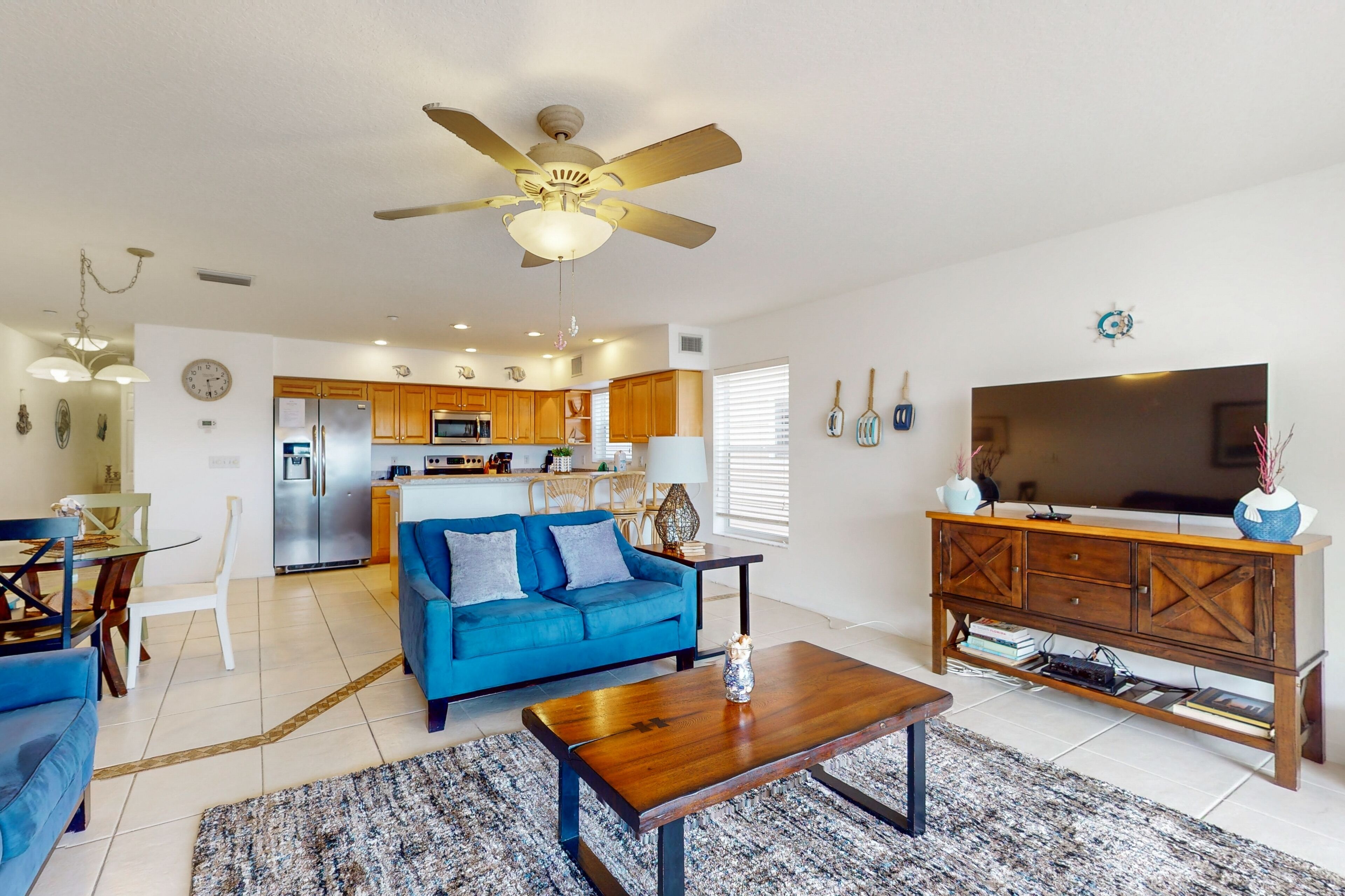 Snowbird-friendly condo w/Intracoastal & pool views, heated pool, dock, & AC