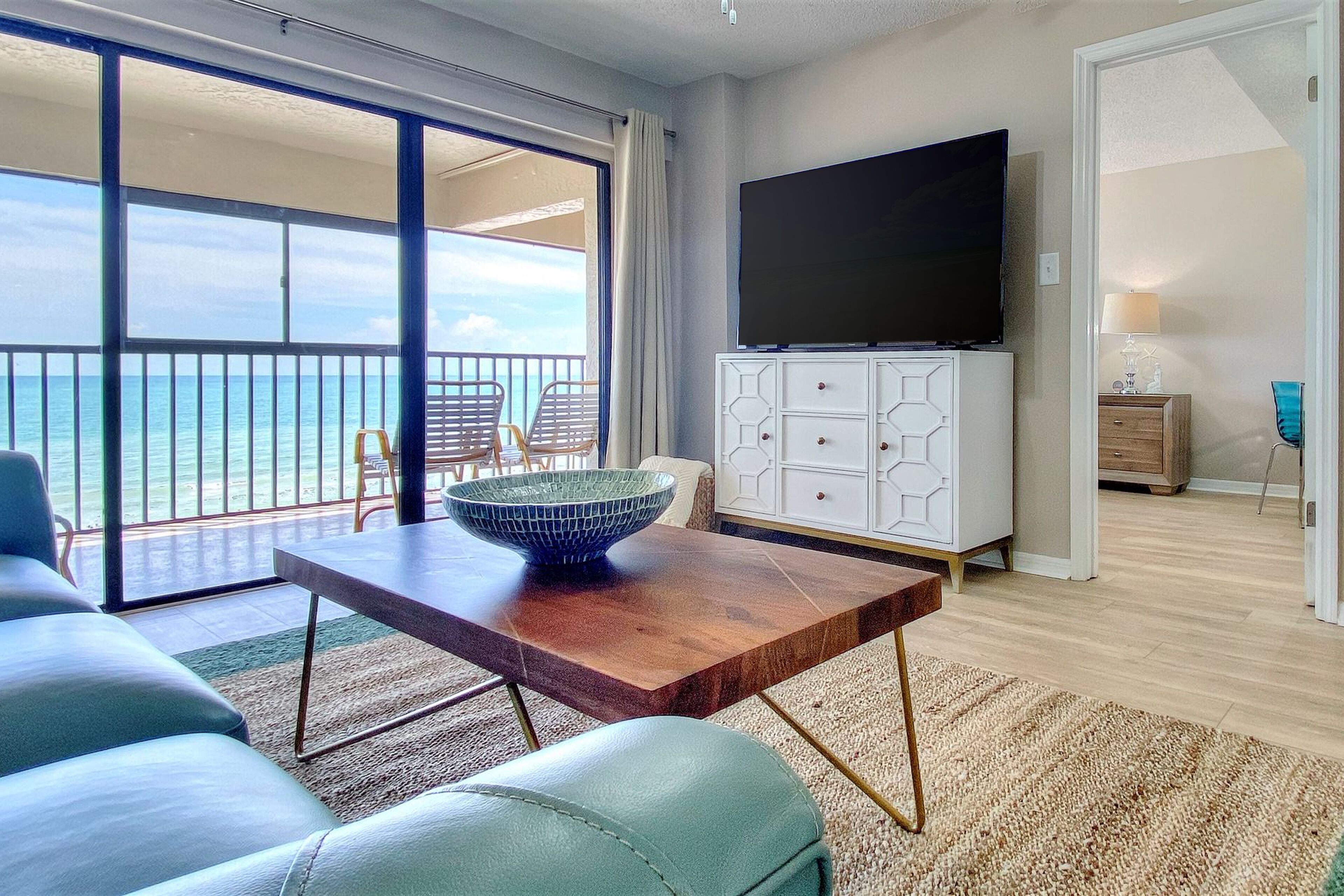 Stylish beachfront condo w/private balcony, W/D, on-site heated pool & pool spa