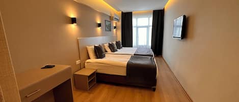 Værelse til 3 personer | Skrivebord, arbejdsområde til bærbare computere, lydisolering, sengetøj