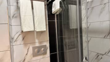 Single Room | Bathroom | Shower, rainfall showerhead, hair dryer, slippers