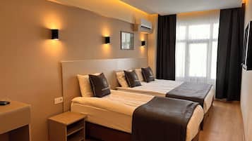 Triple Room | Desk, laptop workspace, soundproofing, bed sheets