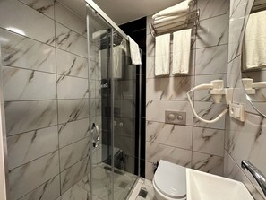 Doppel- oder Zweibettzimmer | Badezimmer | Dusche, Regendusche, Haartrockner, Hausschuhe