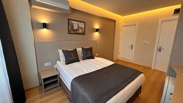Double or Twin Room | Desk, laptop workspace, soundproofing, bed sheets