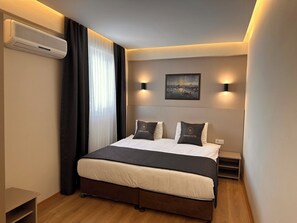 Doppel- oder Zweibettzimmer | Schreibtisch, laptopgeeigneter Arbeitsplatz, schallisolierte Zimmer