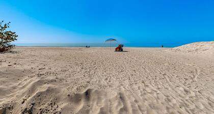 Gulf-front beach cottage with full kitchen & central AC