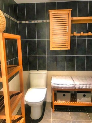 Baignoire, séchoir à cheveux