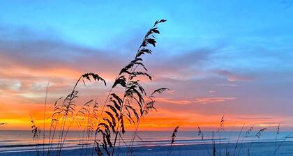 Beachfront condo w/private balcony, heated outdoor pool, W/D, gas grills, AC