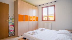 2 chambres, fer et planche à repasser, Wi-Fi gratuit, draps fournis
