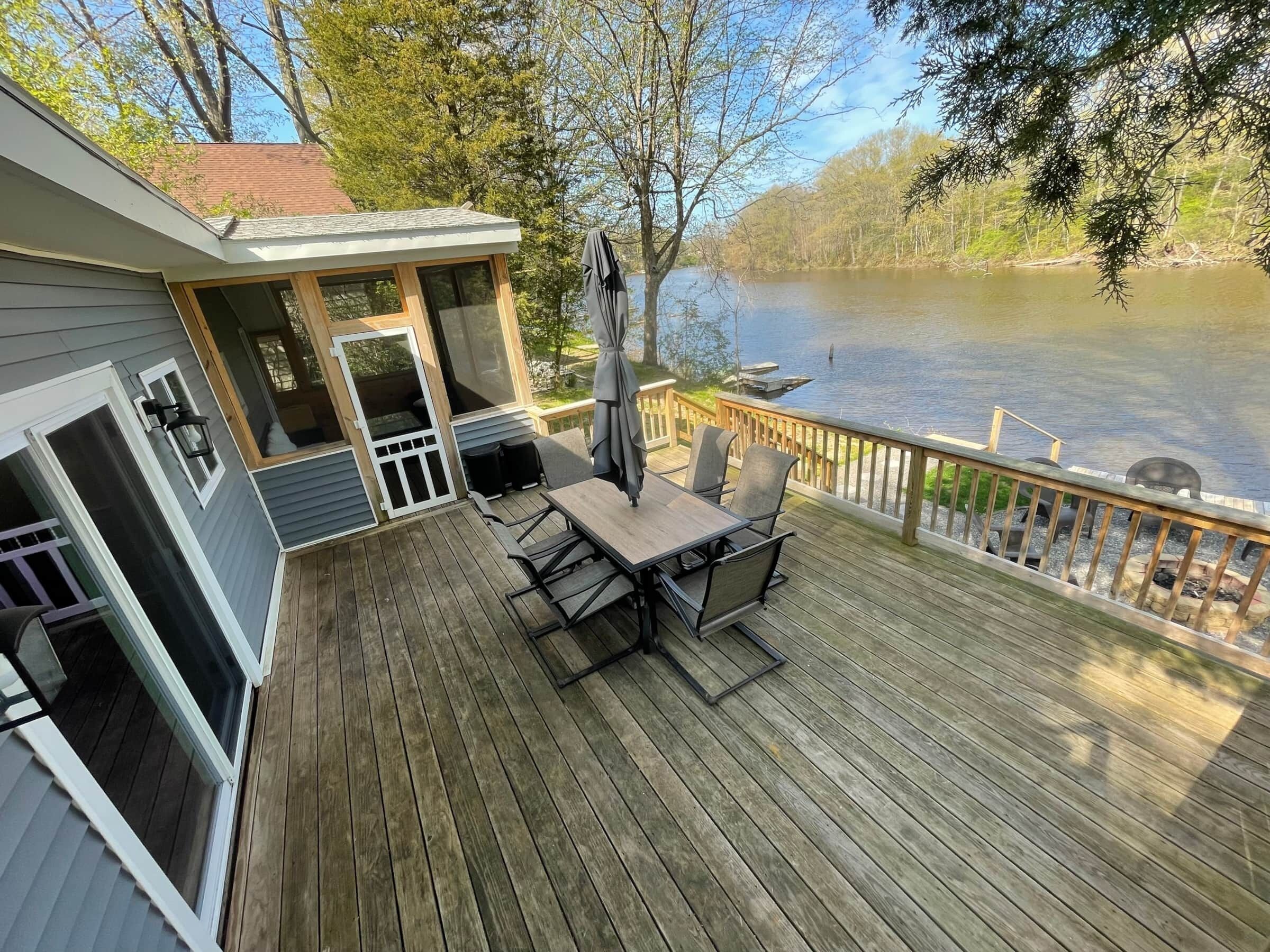 Waterfront cottage off Lake Ontario, fits 10, *PRIVATE DOCK*