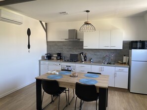 Fridge, microwave, oven, stovetop - Large elegant apartment in the heart of Epernay. Quiet top floor with lovely view. (Épernay)