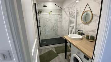 Douche, sèche-cheveux, serviettes fournies, savon