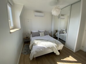 2 多间卧室、办公桌、熨斗/熨衣板、旅行婴儿床