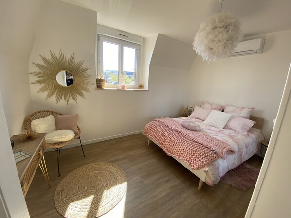 2 habitaciones, escritorio y tabla de planchar con plancha 