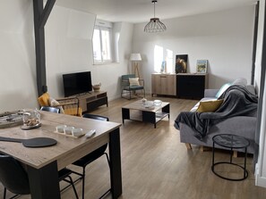 TV - Large elegant apartment in the heart of Epernay. Quiet top floor with lovely view. (Épernay)