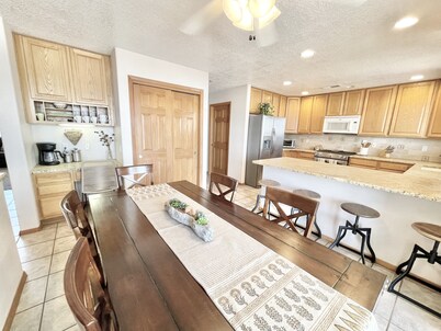 **20% NEW LISTING DISCOUNT** Sunset View Villa - Sleeps 11