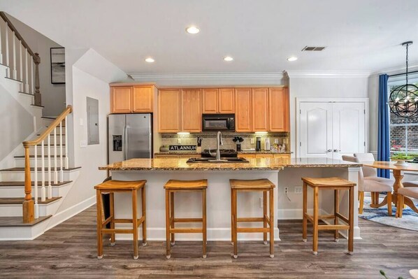 Réfrigérateur, four à micro-ondes, un four, surface de cuisson