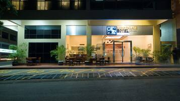 Entrada de un hotel con un cartel que dice "Hotel Palace".