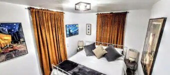 Creative Chalet - 3 King Beds! 4 rooms! Gig Wifi⚡️