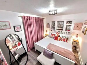 4 bedrooms, iron/ironing board, WiFi, bed sheets